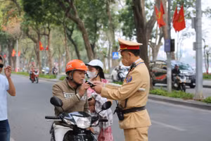 CSGT kiểm tra nồng độ cồn lái xe.