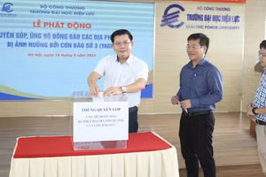 Các viên chức, người lao động trong toàn Trường tham gia đóng góp bằng tiền với mức tối thiểu một ngày lương (Ảnh: EPU)