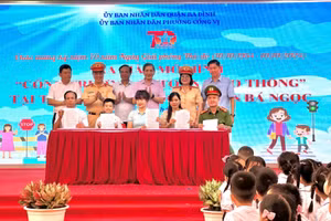 Các cơ quan, đơn vị ký cam kết thực hiện mô hình “Cổng trường an toàn giao thông”.