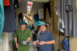 Chủ tịch UBND quận Bắc Từ Liêm, Nguyễn Hữu Tuyên vận động Nhân dân di dời về nơi an toàn.