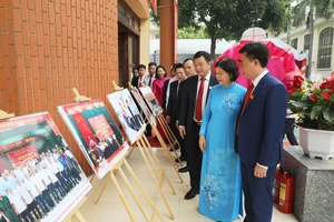 Phó Bí thư Tỉnh ủy Bắc Ninh cùng các đại biểu tham quan khu trưng bày thành tựu phát triển kinh tế - xã hội phường Phù Khê.