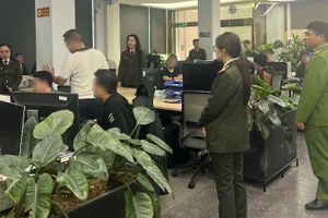 Công an khám xét địa điểm làm việc của nhóm người lừa đảo.