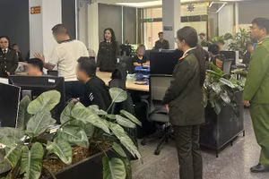 Công an khám xét địa điểm làm việc của nhóm người lừa đảo.