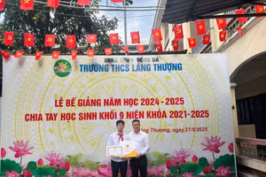 Ông Nguyễn Trung Kiên - Hiệu trưởng trường THCS Láng Thượng trao khen thưởng cho học sinh.