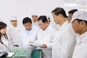 Các đại biểu xem sản phẩm của Công ty Hanel PT.