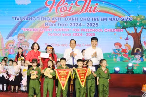 Ông Nguyễn Văn Thêm - Phó Giám đốc Sở GD&ĐT Bắc Giang cùng đại diện Ban tổ chức trao giải Nhất cho đội học sinh mầm non thị xã Việt Yên.