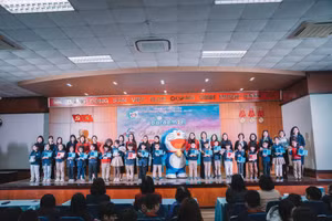 Thầy trò Trường Tiểu học Đoàn Thị Điểm - Hà Nội hân hoan mở hộp thần kì.