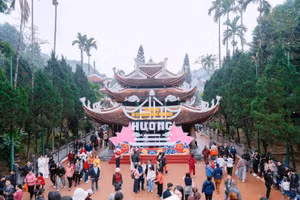 Khách du lịch đến với chùa Hương.