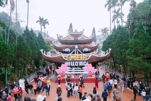 Khách du lịch đến với chùa Hương.