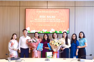 Phó Chủ tịch UBND quận Ba Đình - Phạm Thị Diễm (thứ 3 từ phải sang) trao quyết định công tác cho các cô giáo Ngô Thị Phượng và Phạm Thị Mai Hoa.