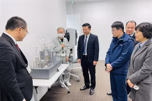 Đoàn công tác tham quan cơ sở thí nghiệm, thực hành của trung tâm.