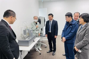 Đoàn công tác tham quan cơ sở thí nghiệm, thực hành của trung tâm.