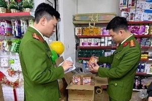Phòng Cảnh sát quản lý hành chính về trật tự xã hội kiểm tra cơ sở vi phạm.
