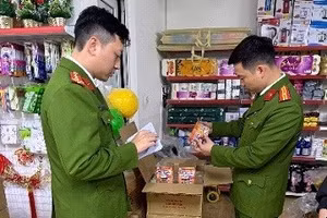 Phòng Cảnh sát quản lý hành chính về trật tự xã hội kiểm tra cơ sở vi phạm.