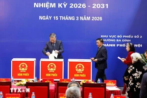 Tổng Bí thư Tô Lâm bỏ phiếu bầu cử tại Khu vực bỏ phiếu số 2 phường Ba Đình. Ảnh: TTXVN