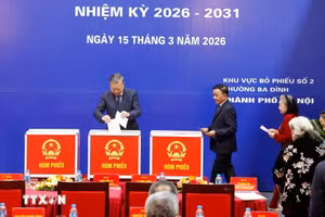 Tổng Bí thư Tô Lâm bỏ phiếu bầu cử tại Khu vực bỏ phiếu số 2 phường Ba Đình. Ảnh: TTXVN