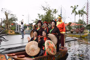 Du khách trải nghiệm hát quan họ trên mạn thuyền.