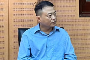 Shark Bình tại cơ quan điều tra. Ảnh: CA.