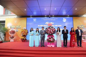 Lãnh đạo phường Yên Hòa tặng hoa chúc mừng Trường THCS Cầu Giấy.