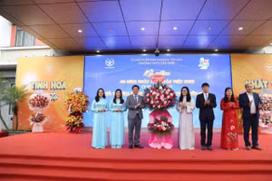 Lãnh đạo phường Yên Hòa tặng hoa chúc mừng Trường THCS Cầu Giấy.