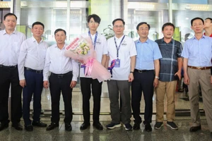 Trước đó, đại diện lãnh đạo Sở GD&ĐT Bắc Ninh cùng thầy cô chúc mừng Nguyễn Công Vinh ở kỳ thi Olympic Vật lý châu Á.