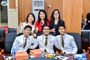 Đại diện Trường THCS - THPT Newton lưu lại hình ảnh với đoàn đại biểu. 