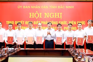 Giám đốc Sở Nội vụ Bắc Ninh Vũ Mạnh Hùng trao quyết định biệt phái cho các công chức, viên chức.