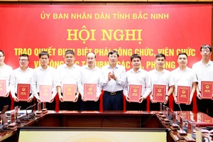 Giám đốc Sở Nội vụ Bắc Ninh Vũ Mạnh Hùng trao quyết định biệt phái cho các công chức, viên chức.