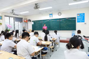 Cô trò tận dụng "thời gian vàng" để hỗ trợ học sinh chuẩn bị thi vào lớp 10. 