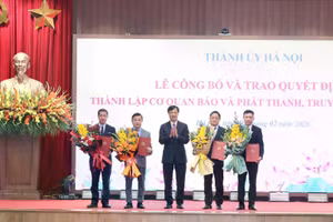 Bí thư Thành ủy Hà Nội Nguyễn Duy Ngọc trao quyết định cho Ban Giám đốc Cơ quan Báo và Phát thanh, Truyền hình Hà Nội.