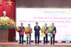 Bí thư Thành ủy Hà Nội Nguyễn Duy Ngọc trao quyết định cho Ban Giám đốc Cơ quan Báo và Phát thanh, Truyền hình Hà Nội.