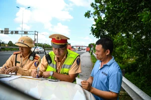 CSGT lập biên bản lái xe vi phạm.