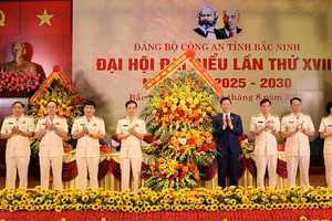 Lãnh đạo Bộ Công an, tỉnh Bắc Ninh chúc mừng Ban Chấp hành Đảng bộ Công an tỉnh Bắc Ninh.