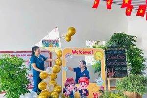 Giáo viên Trường Mầm non Bình Minh trang trí các khu vực check - in cho các em học sinh.