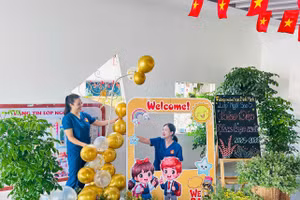 Giáo viên Trường Mầm non Bình Minh trang trí các khu vực check - in cho các em học sinh.