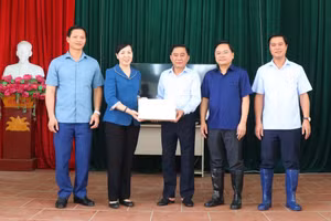 Chủ nhiệm UBKT Trung ương Trần Cẩm Tú tặng quà của Trung ương cho tỉnh Bắc Ninh khắc phục hậu quả cơn bão số 3.