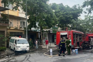 Cảnh sát triển khai chữa cháy.