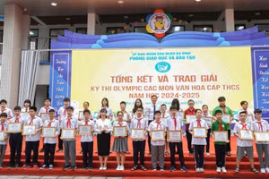 Lãnh đạo phòng GD&ĐT quận Ba Đình cùng đại biểu trao giải Nhất cho các em học sinh.