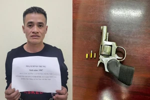 Phạm Đình Trung và tang vật tại cơ quan công an.