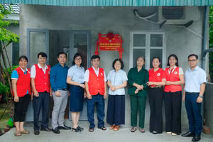 Trường Tiểu học Đoàn Thị Điểm - Hà Nội tham gia xây dựng, gắn biển công trình nhà chữ thập đỏ cho cựu thanh niên xung phong Trần Thị Yến.