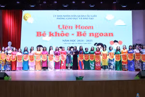 Ban tổ chức trao cờ lưu niệm tới đại diện 27 trường mầm non. 