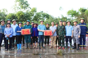 Lãnh đạo tỉnh Bắc Ninh động viên cán bộ, chiến sĩ, lực lượng xung kích và người dân.