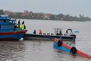 Cảnh sát kịp thời hỗ trợ thuyền viên sau sự cố lật chìm tàu. 