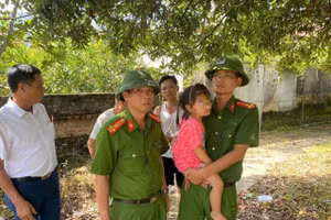 Cháu H được công an giải cứu an toàn. Ảnh: TG