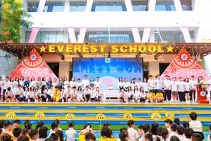 Thầy trò Hệ thống giáo dục Everest quyên góp để gửi ủng hộ các bạn học sinh bị ảnh hưởng bởi bão số 3.