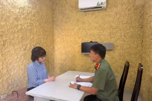 Nguyễn Thuý Hằng tại cơ quan công an.