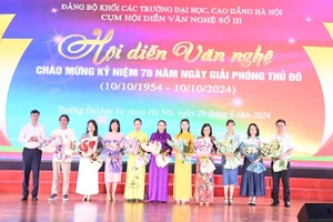 Ban Tổ chức tặng hoa chúc mừng các đơn vị.