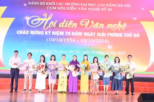 Ban Tổ chức tặng hoa chúc mừng các đơn vị.