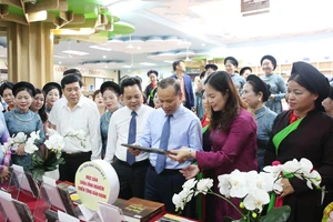 Ông Mai Sơn, Phó Chủ tịch Thường trực UBND tỉnh Bắc Ninh cùng các đại biểu tham quan khu vực trưng bày trong nhà.