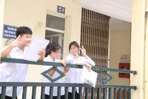 Thí sinh tại điểm thi Trung tâm GDNN-GDTX Quốc Oai.